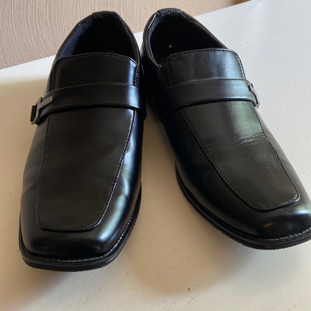 Young Men or Boys Black Dress Shoes Size 5.